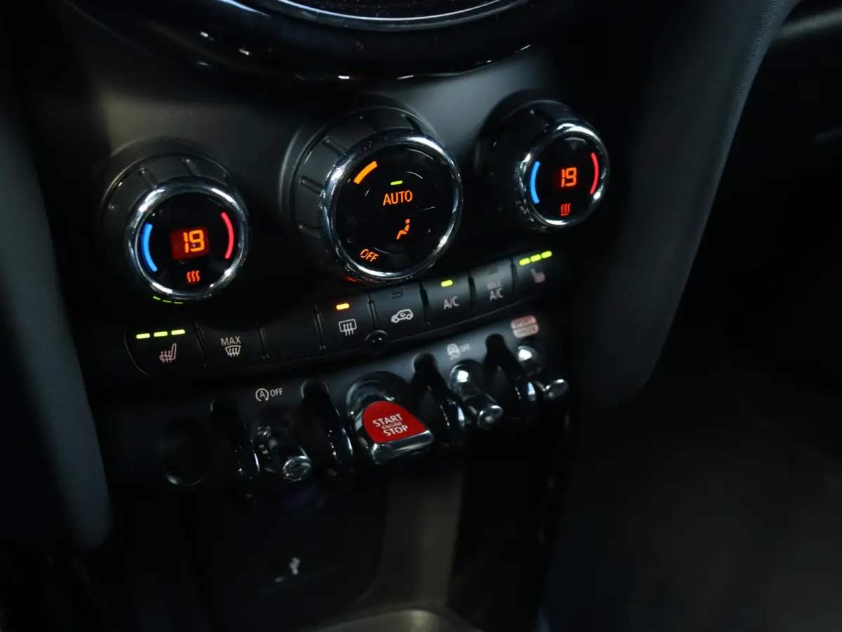 Cooper | John Cooper Works + Camera + Comfort Access + Stuurwielrand Verwarmd + Apple Carplay + LED Koplampen + JCW Sportstoelen + Adaptief Onderstel + 17" JCW Track Spoke Zwart
