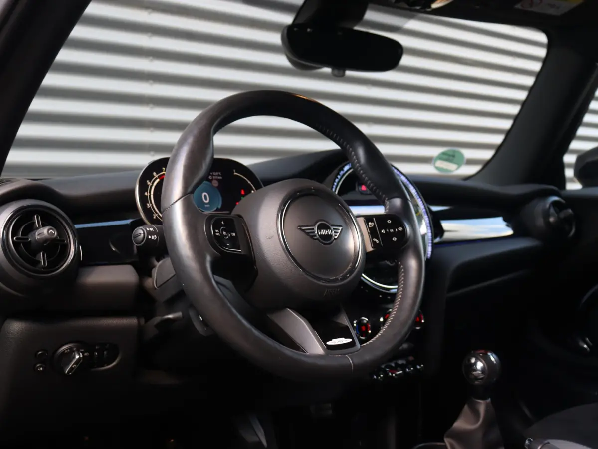 Cooper | John Cooper Works + Camera + Comfort Access + Stuurwielrand Verwarmd + Apple Carplay + LED Koplampen + JCW Sportstoelen + Adaptief Onderstel + 17" JCW Track Spoke Zwart