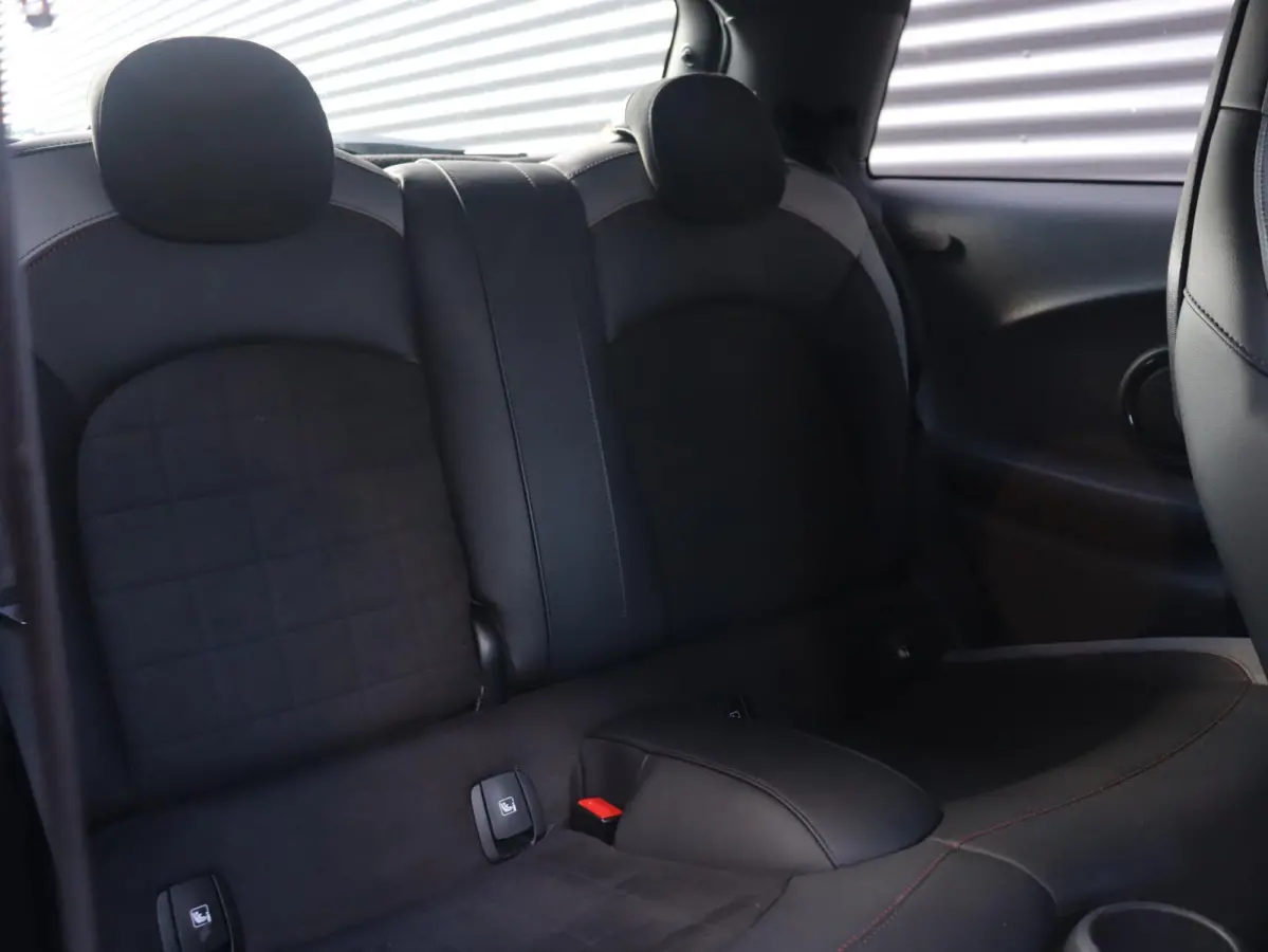 Cooper | John Cooper Works + Camera + Comfort Access + Stuurwielrand Verwarmd + Apple Carplay + LED Koplampen + JCW Sportstoelen + Adaptief Onderstel + 17" JCW Track Spoke Zwart