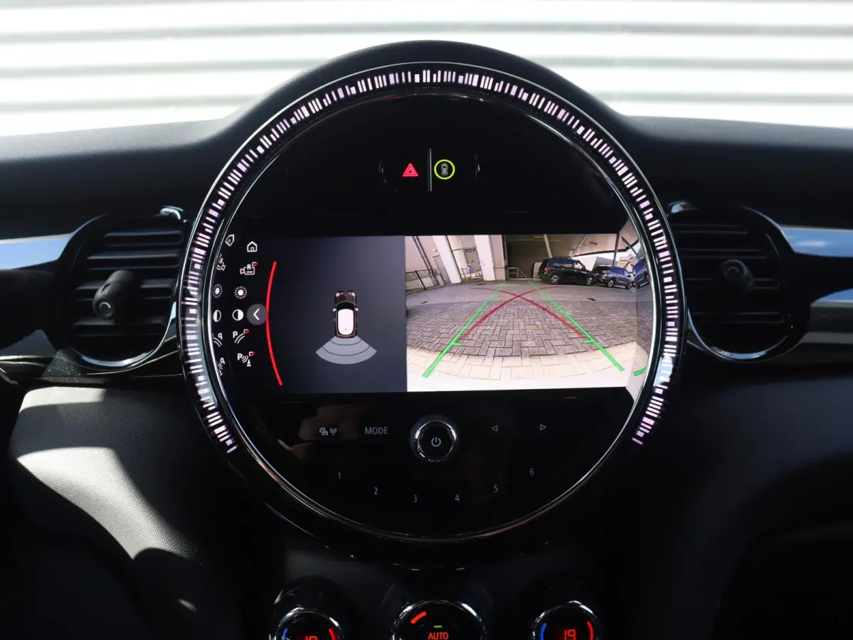 Cooper | John Cooper Works + Camera + Comfort Access + Stuurwielrand Verwarmd + Apple Carplay + LED Koplampen + JCW Sportstoelen + Adaptief Onderstel + 17" JCW Track Spoke Zwart