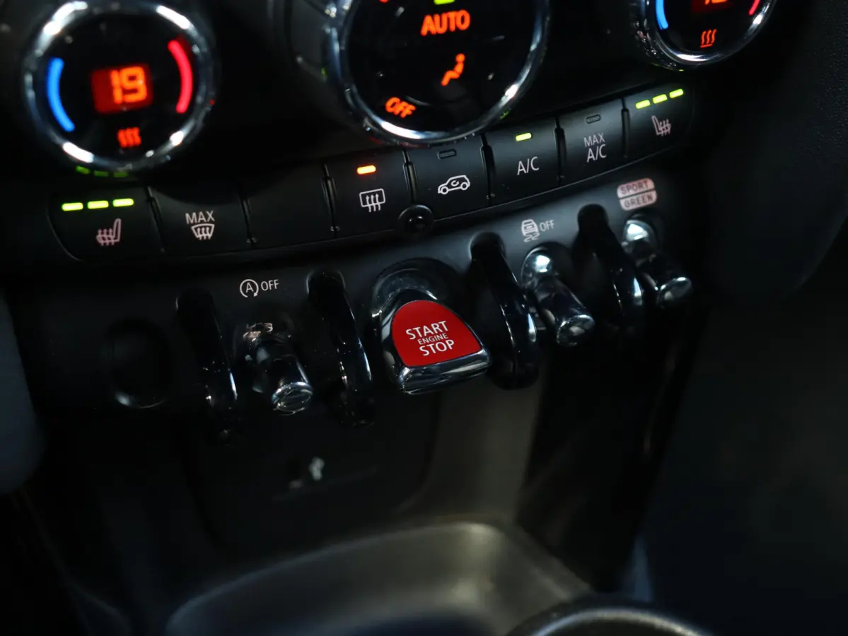 Cooper | John Cooper Works + Camera + Comfort Access + Stuurwielrand Verwarmd + Apple Carplay + LED Koplampen + JCW Sportstoelen + Adaptief Onderstel + 17" JCW Track Spoke Zwart