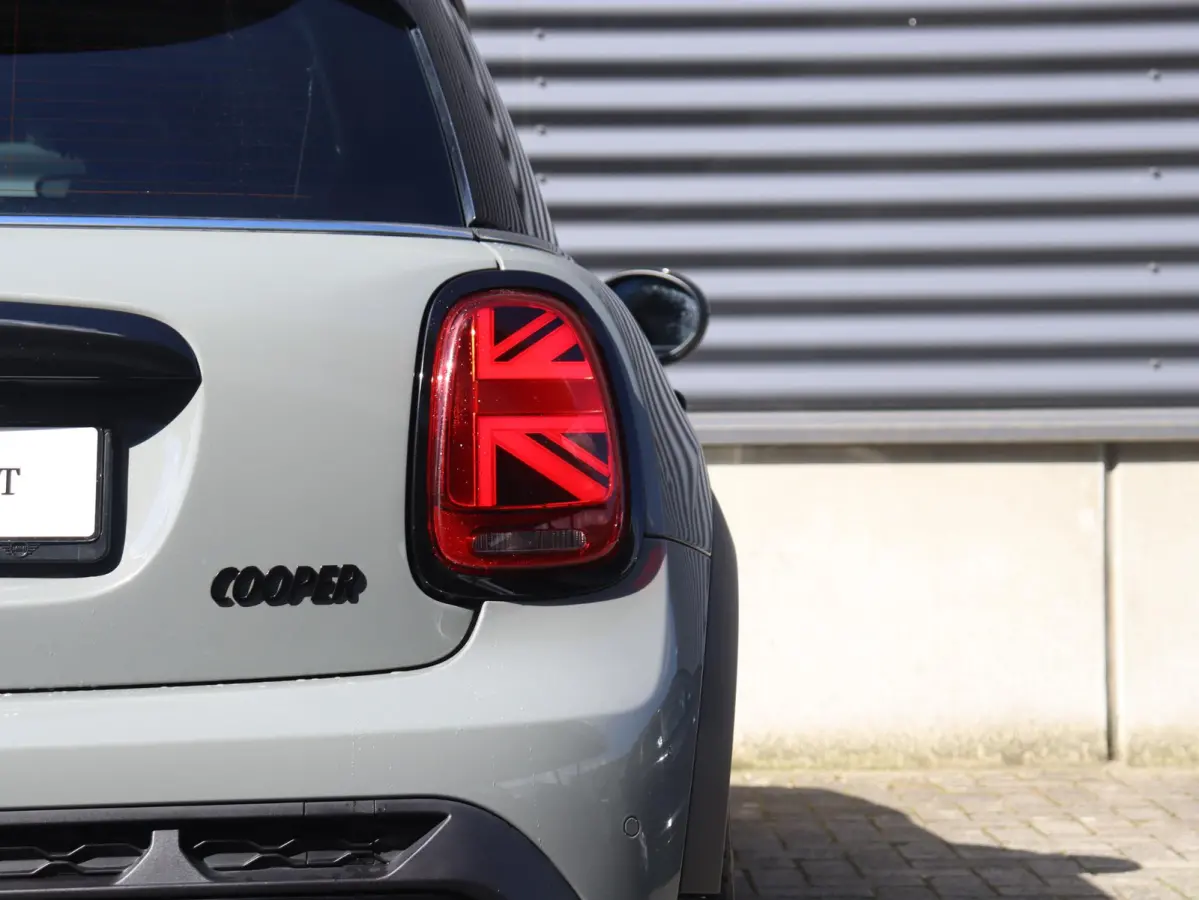 Cooper | John Cooper Works + Camera + Comfort Access + Stuurwielrand Verwarmd + Apple Carplay + LED Koplampen + JCW Sportstoelen + Adaptief Onderstel + 17" JCW Track Spoke Zwart