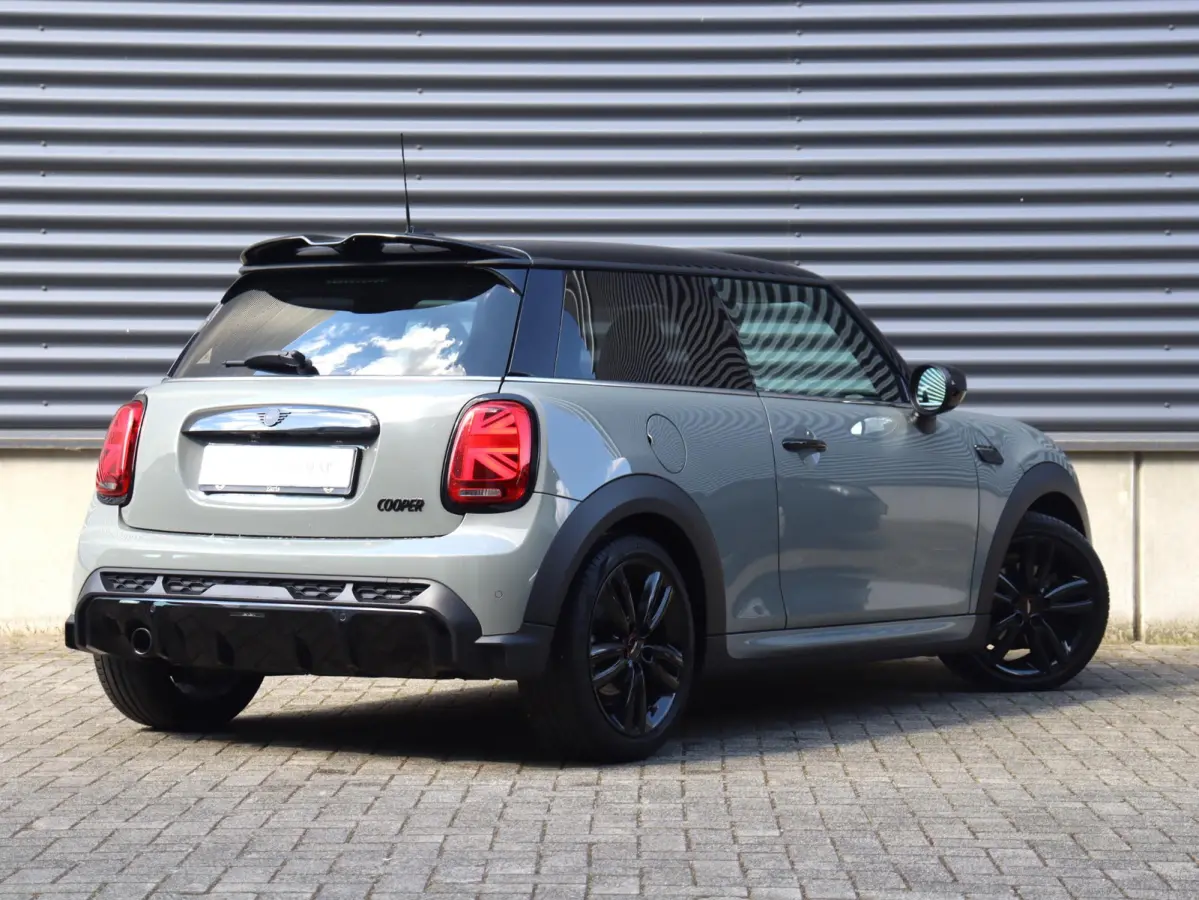 Cooper | John Cooper Works + Camera + Comfort Access + Stuurwielrand Verwarmd + Apple Carplay + LED Koplampen + JCW Sportstoelen + Adaptief Onderstel + 17" JCW Track Spoke Zwart