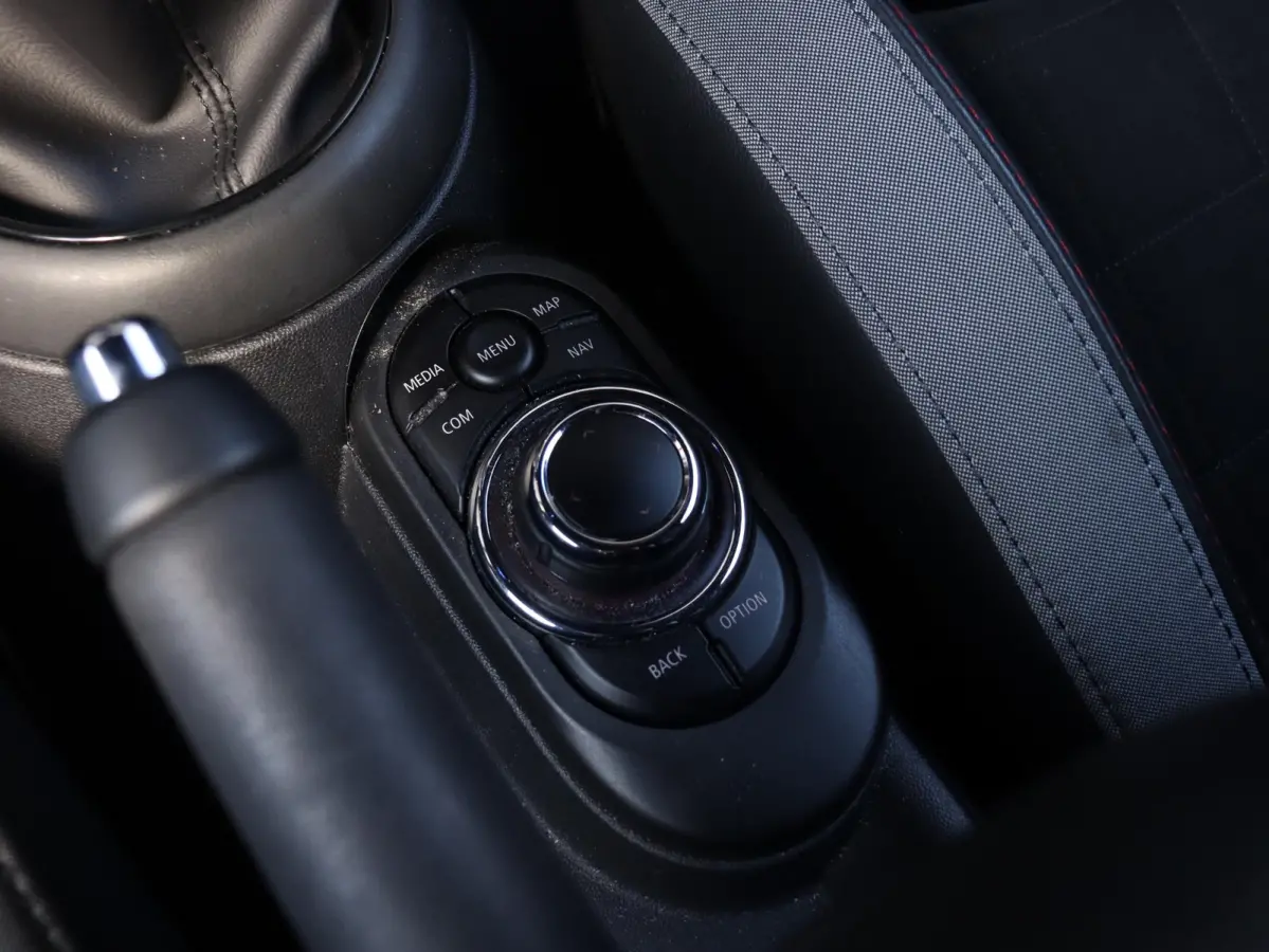 Cooper | John Cooper Works + Camera + Comfort Access + Stuurwielrand Verwarmd + Apple Carplay + LED Koplampen + JCW Sportstoelen + Adaptief Onderstel + 17" JCW Track Spoke Zwart
