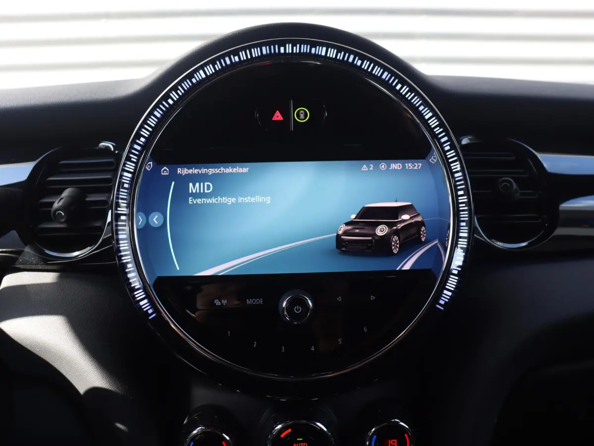 Cooper | John Cooper Works + Camera + Comfort Access + Stuurwielrand Verwarmd + Apple Carplay + LED Koplampen + JCW Sportstoelen + Adaptief Onderstel + 17" JCW Track Spoke Zwart