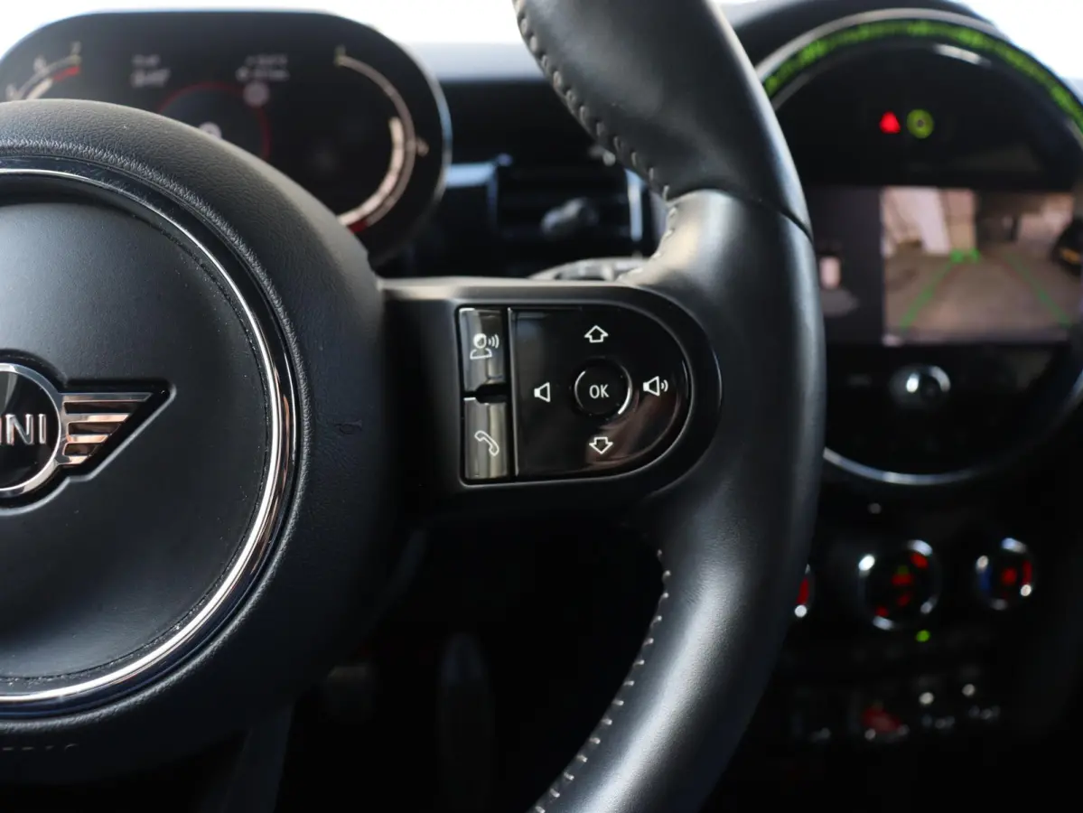 Cooper | John Cooper Works + Camera + Comfort Access + Stuurwielrand Verwarmd + Apple Carplay + LED Koplampen + JCW Sportstoelen + Adaptief Onderstel + 17" JCW Track Spoke Zwart