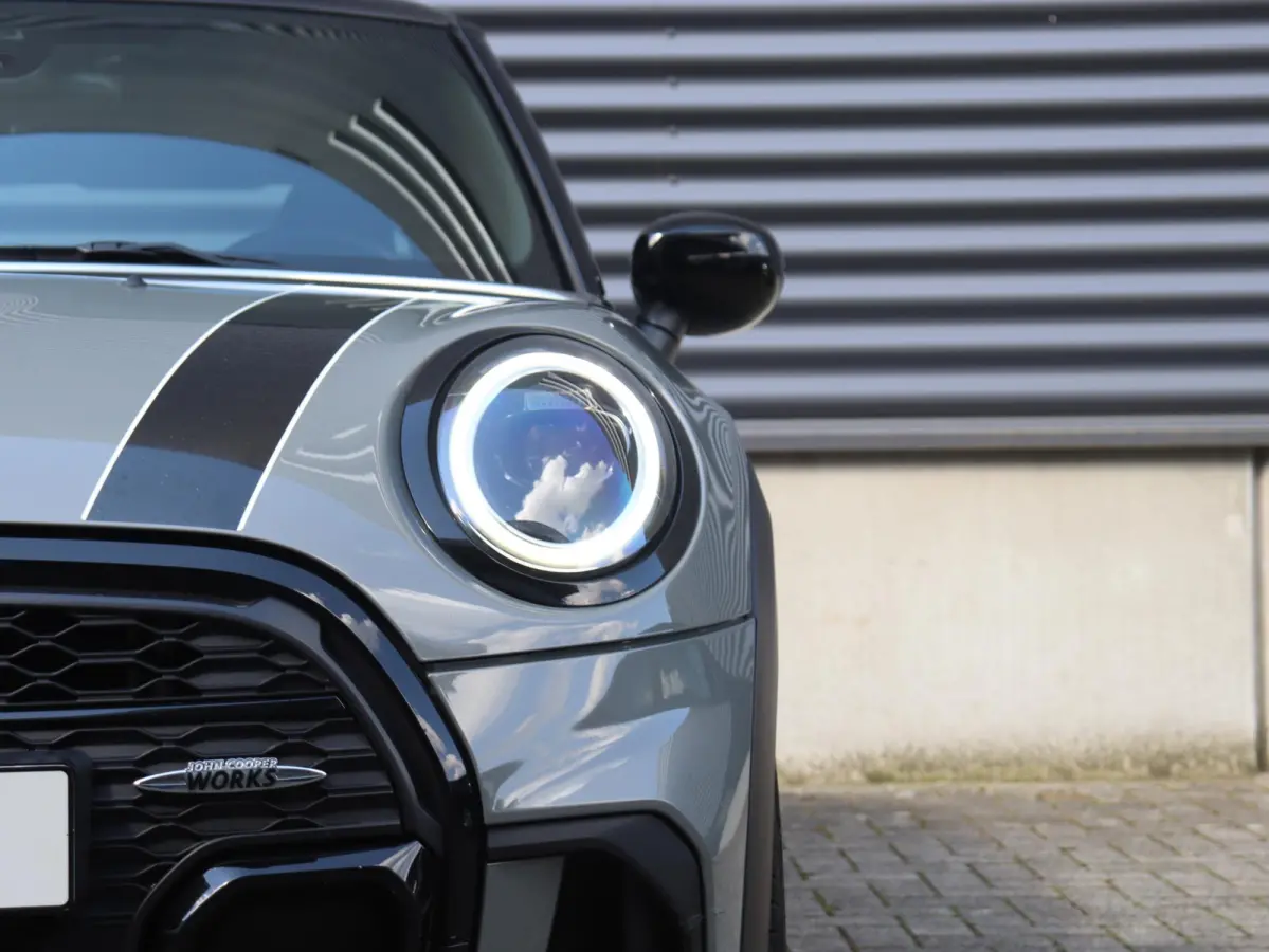 Cooper | John Cooper Works + Camera + Comfort Access + Stuurwielrand Verwarmd + Apple Carplay + LED Koplampen + JCW Sportstoelen + Adaptief Onderstel + 17" JCW Track Spoke Zwart