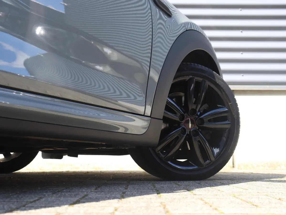 Cooper | John Cooper Works + Camera + Comfort Access + Stuurwielrand Verwarmd + Apple Carplay + LED Koplampen + JCW Sportstoelen + Adaptief Onderstel + 17" JCW Track Spoke Zwart