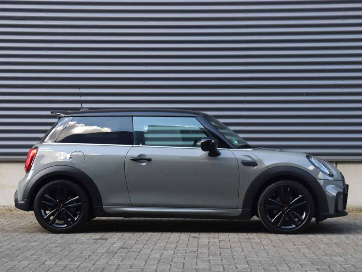 Cooper | John Cooper Works + Camera + Comfort Access + Stuurwielrand Verwarmd + Apple Carplay + LED Koplampen + JCW Sportstoelen + Adaptief Onderstel + 17" JCW Track Spoke Zwart