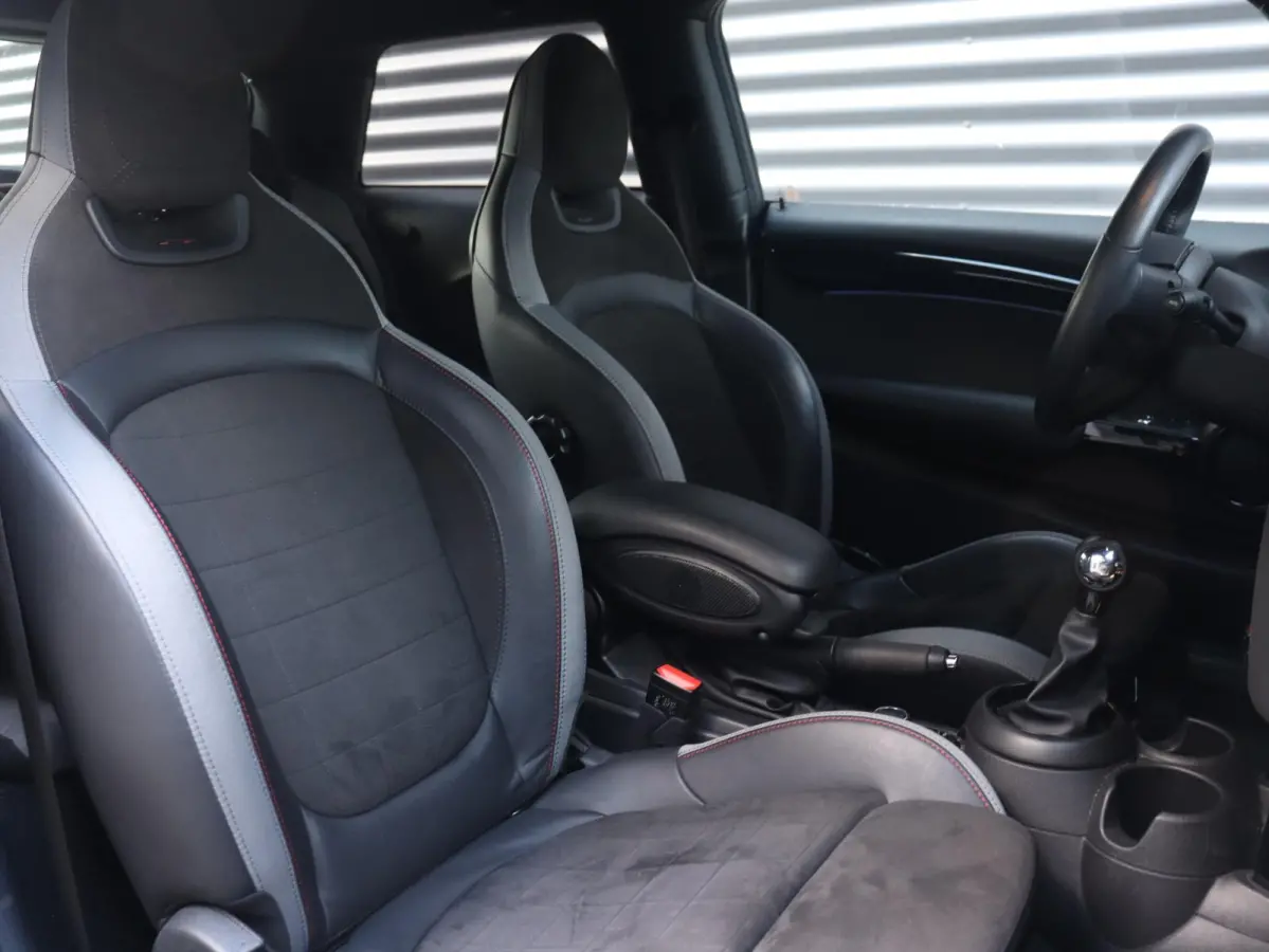 Cooper | John Cooper Works + Camera + Comfort Access + Stuurwielrand Verwarmd + Apple Carplay + LED Koplampen + JCW Sportstoelen + Adaptief Onderstel + 17" JCW Track Spoke Zwart