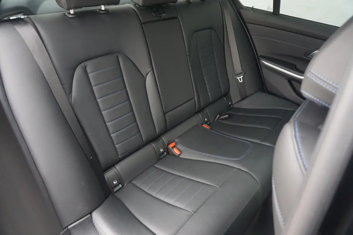 318i M Sportpakket | Panoramadak | Stoel- en Stuurverwarming | Elektrisch verstelbare stoelen | Comfort Acces