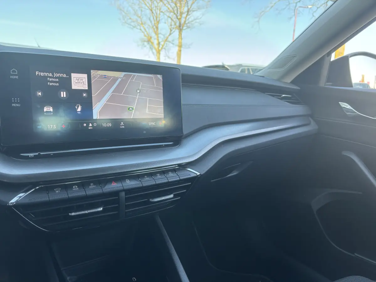 1.0 e-TSI Business Edition | Sfeerverlichting | Parkeersensoren | Apple Carplay | Lane Assist