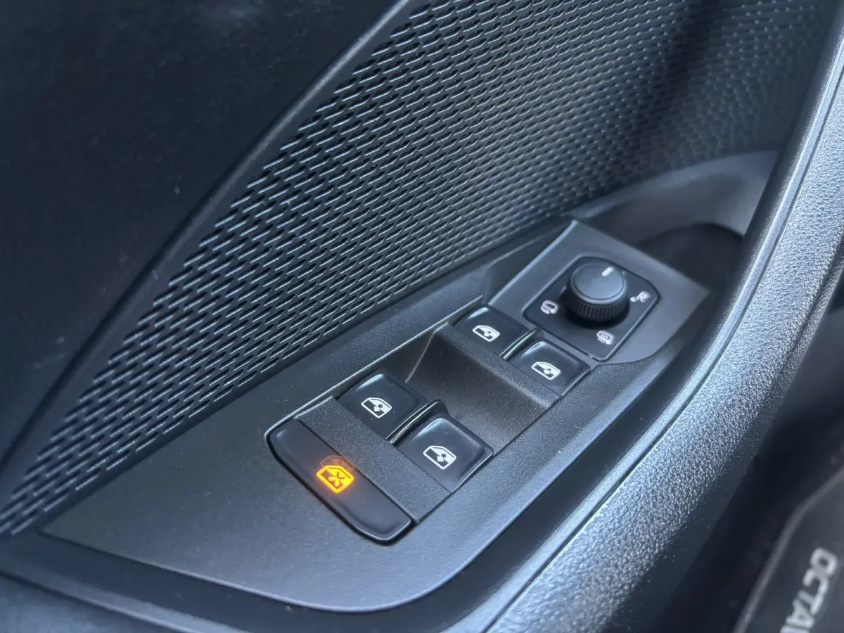 1.0 e-TSI Business Edition | Sfeerverlichting | Parkeersensoren | Apple Carplay | Lane Assist