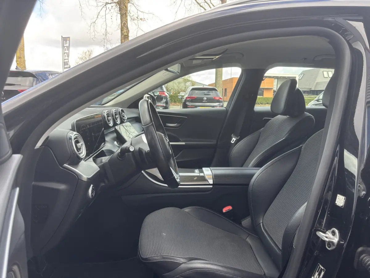 220 d 4MATIC Luxury Line | Inklapbare Trekhaak | Sfeerverlichting | Stoelverwarming | Apple Carplay