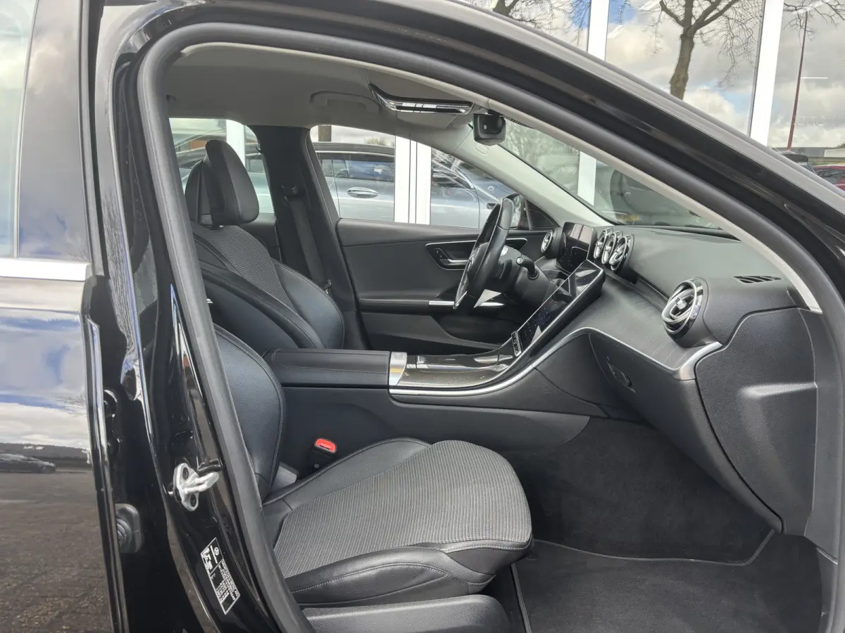 220 d 4MATIC Luxury Line | Inklapbare Trekhaak | Sfeerverlichting | Stoelverwarming | Apple Carplay