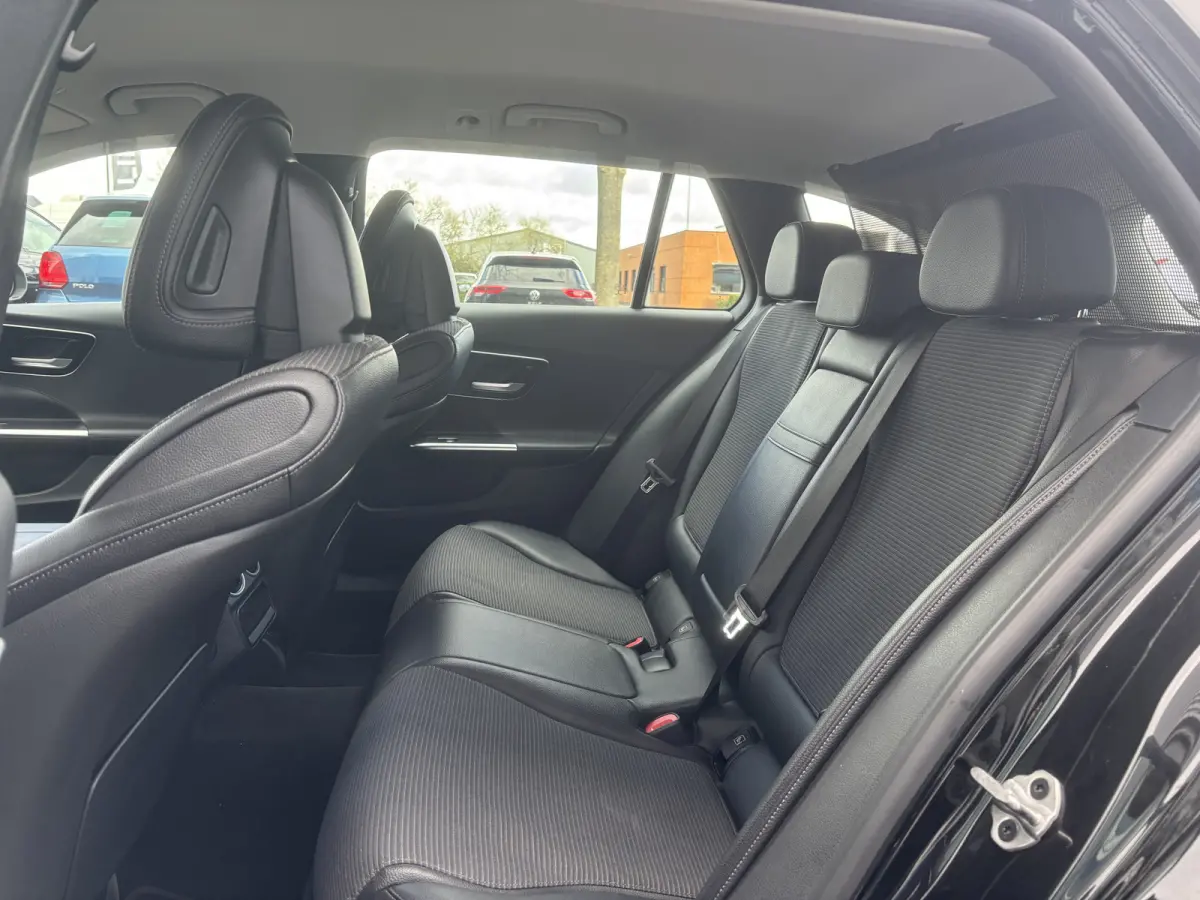 220 d 4MATIC Luxury Line | Inklapbare Trekhaak | Sfeerverlichting | Stoelverwarming | Apple Carplay