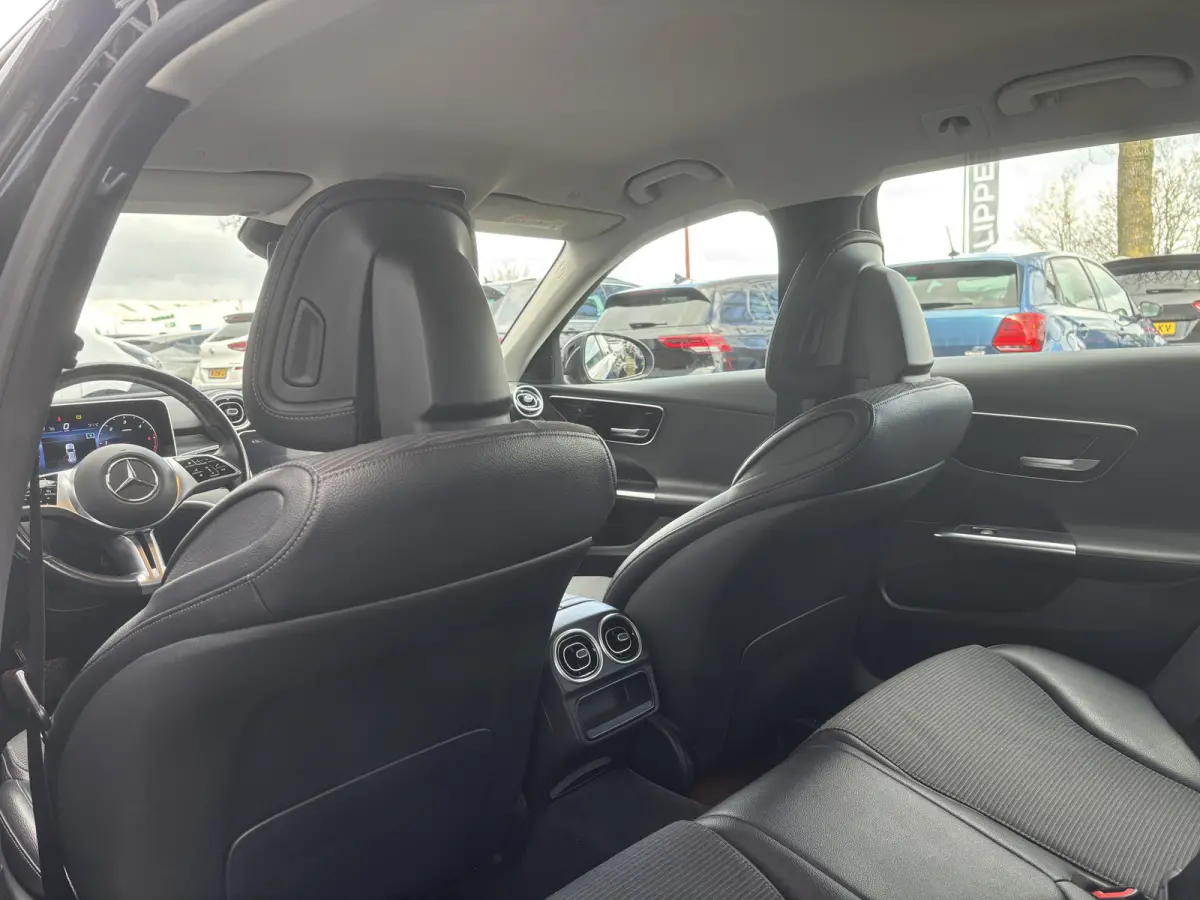 220 d 4MATIC Luxury Line | Inklapbare Trekhaak | Sfeerverlichting | Stoelverwarming | Apple Carplay