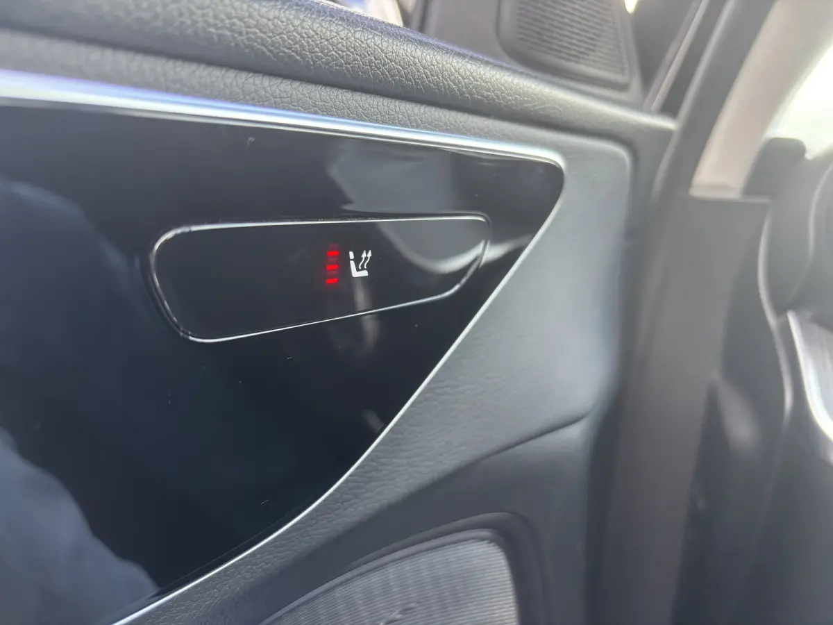 220 d 4MATIC Luxury Line | Inklapbare Trekhaak | Sfeerverlichting | Stoelverwarming | Apple Carplay