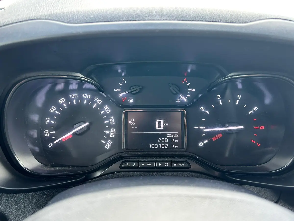 1.5 BlueHDI Club XL | Apple Carplay | Navi | Cruise | Airco