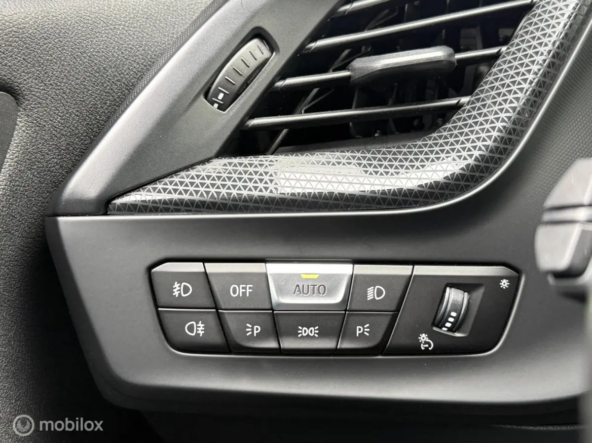 220i M Sport Panodak Kuipstoelen Harman Kardon Virtaul Navi Carplay Camera