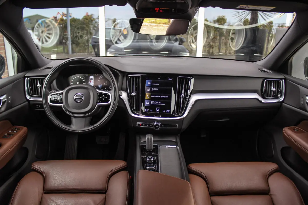 2.0 B4 Inscription | NL auto | 2e eigenaar | BTW auto | Stuurverwarming | Leer | Cruise control | DAB | Camera | LED | Navigatie | Bluetooth | PDC