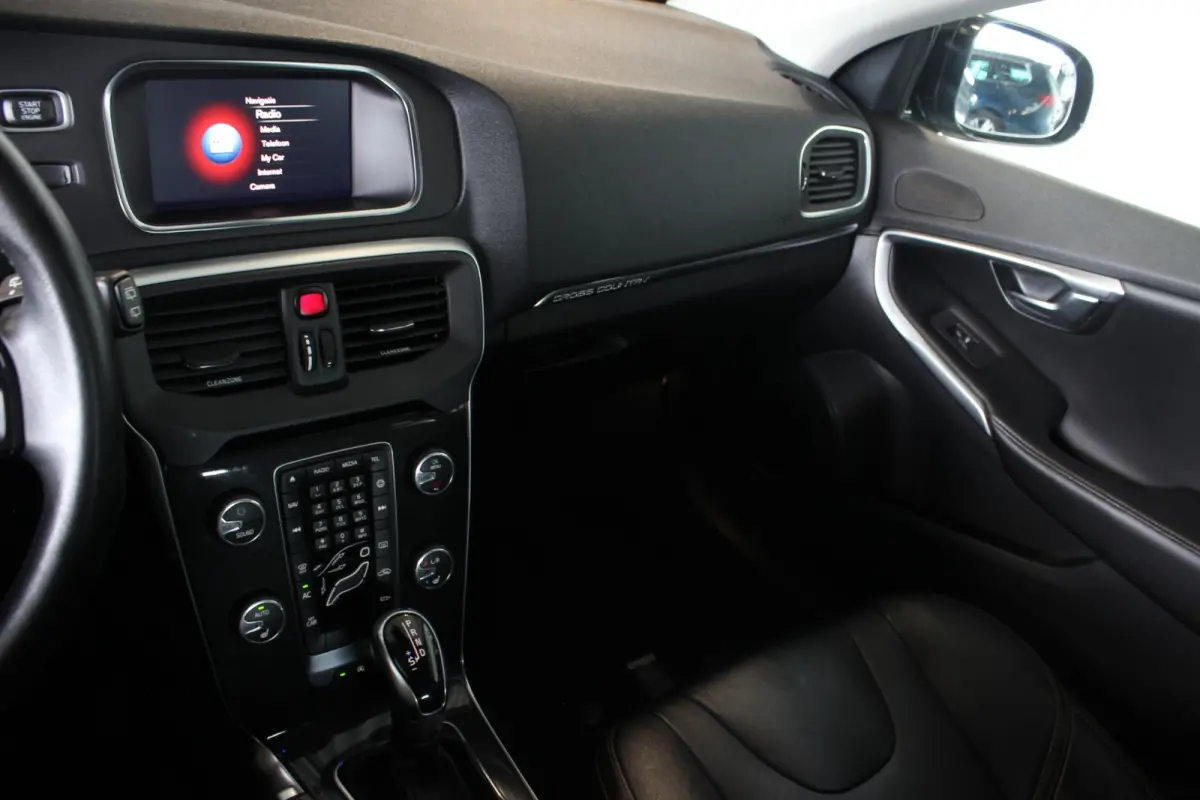 1.5 T3 Summum Trekhaak | Pano | Memory | Camera | LED | Bluetooth | Navi | Keyless | Leder | 17" LMV | PDC V+A