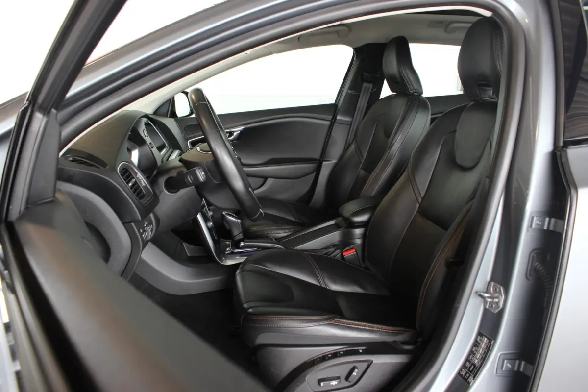 1.5 T3 Summum Trekhaak | Pano | Memory | Camera | LED | Bluetooth | Navi | Keyless | Leder | 17" LMV | PDC V+A