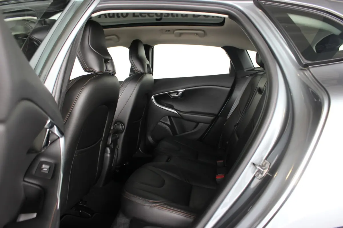 1.5 T3 Summum Trekhaak | Pano | Memory | Camera | LED | Bluetooth | Navi | Keyless | Leder | 17" LMV | PDC V+A