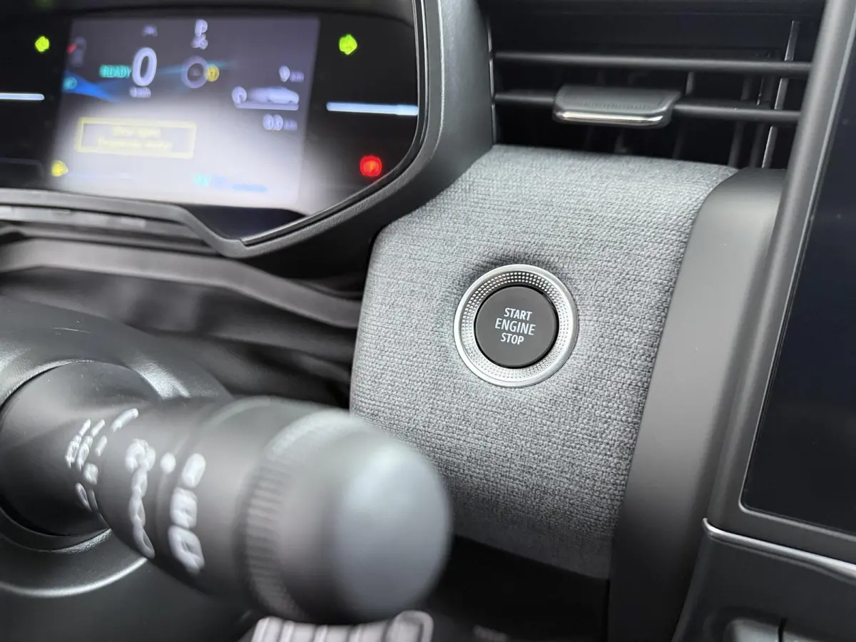 1.6 HEV Intense €4.000 Korting | 16-Inch lichtmetalen velgen | Cruise Control | Kunstlederen stuurwiel | Achteruitrijcamera | Privacy Glass | Parkeersensoren voor en achter | Climate Contr