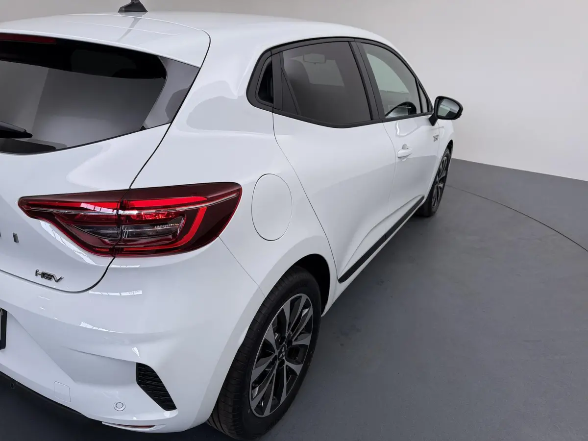 1.6 HEV Intense €4.000 Korting | 16-Inch lichtmetalen velgen | Cruise Control | Kunstlederen stuurwiel | Achteruitrijcamera | Privacy Glass | Parkeersensoren voor en achter | Climate Contr