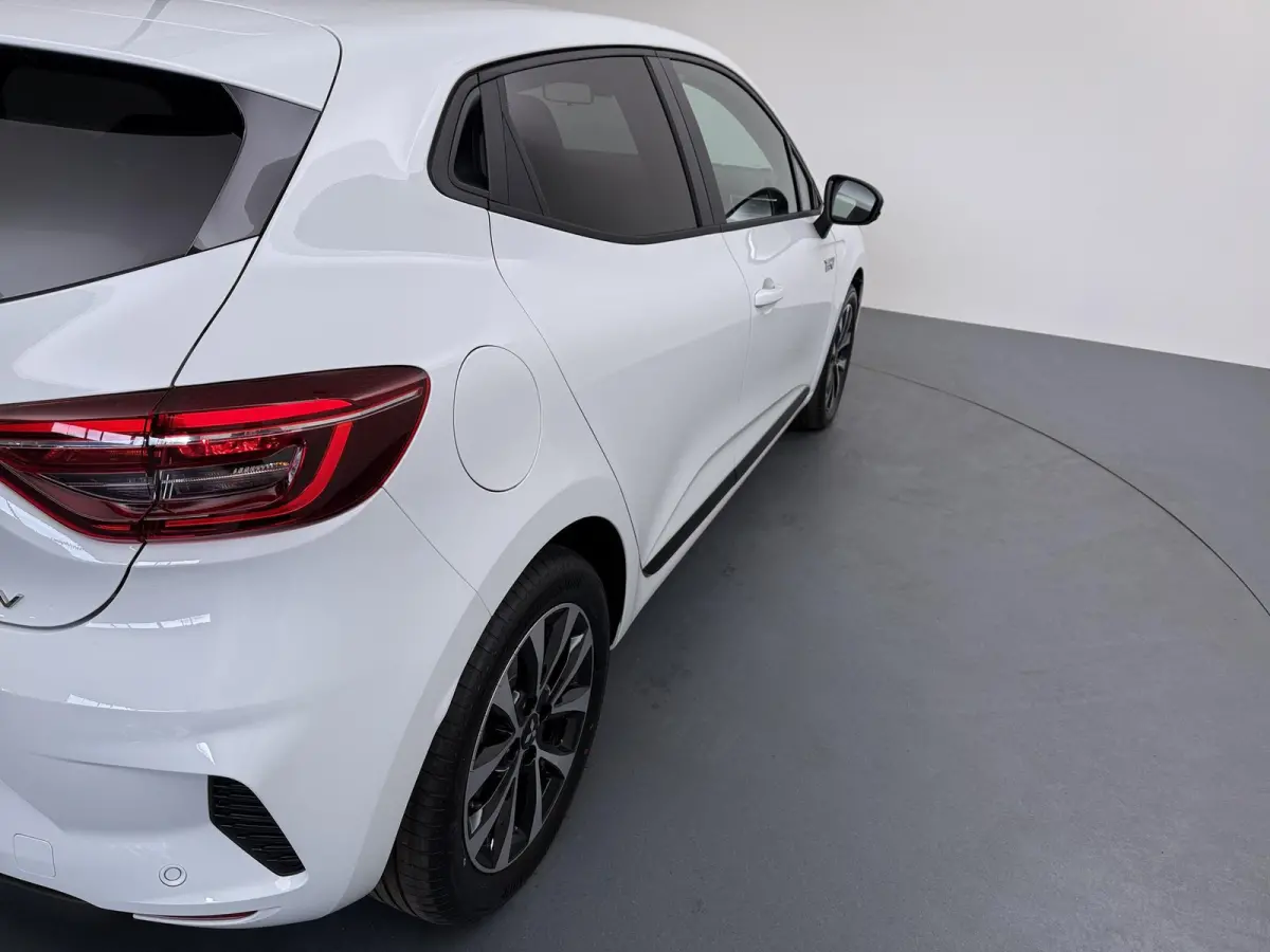 1.6 HEV Intense €4.000 Korting | 16-Inch lichtmetalen velgen | Cruise Control | Kunstlederen stuurwiel | Achteruitrijcamera | Privacy Glass | Parkeersensoren voor en achter | Climate Contr