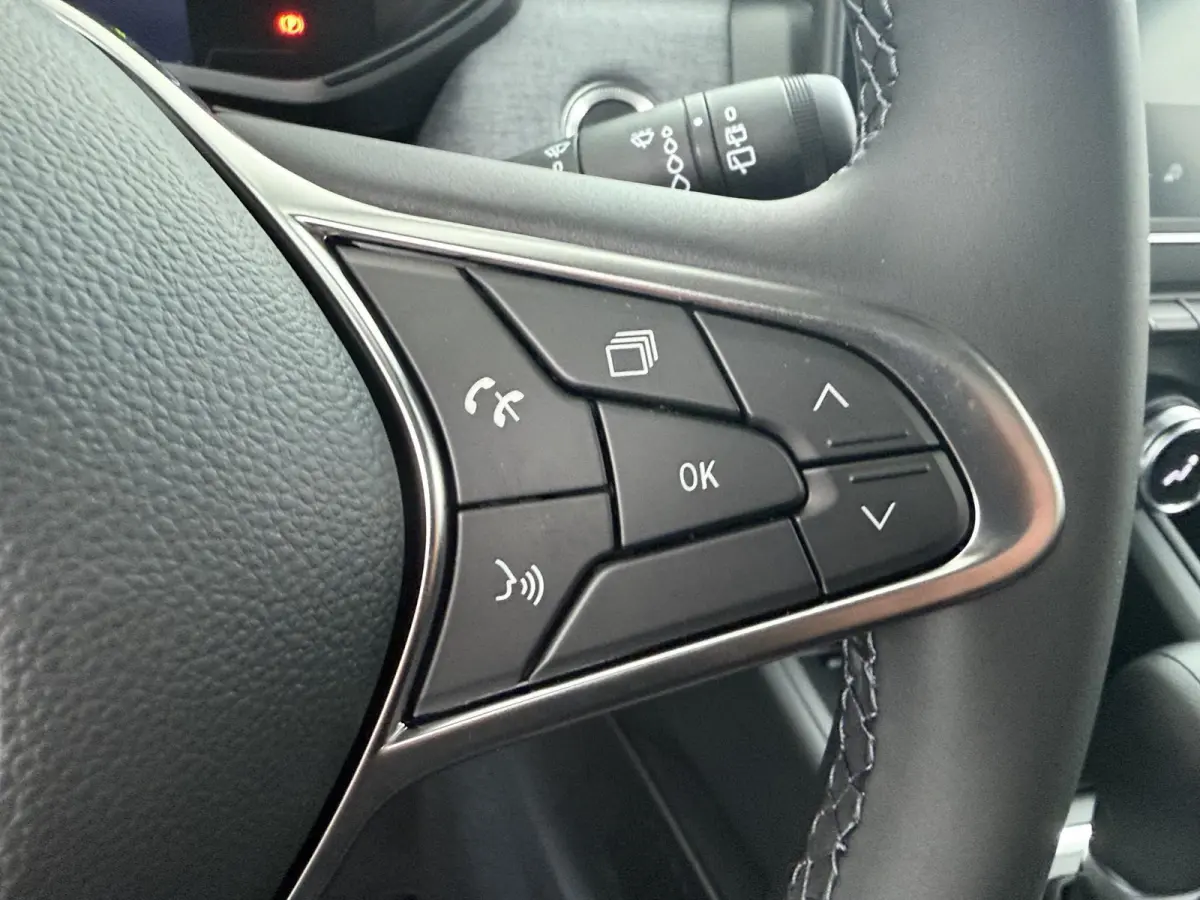 1.6 HEV Intense €4.000 Korting | 16-Inch lichtmetalen velgen | Cruise Control | Kunstlederen stuurwiel | Achteruitrijcamera | Privacy Glass | Parkeersensoren voor en achter | Climate Contr