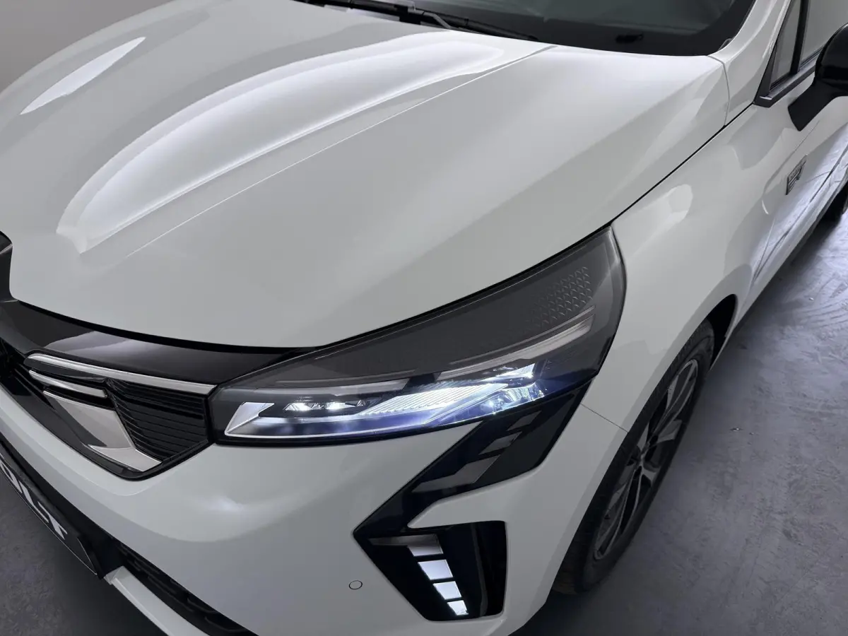 1.6 HEV Intense €4.000 Korting | 16-Inch lichtmetalen velgen | Cruise Control | Kunstlederen stuurwiel | Achteruitrijcamera | Privacy Glass | Parkeersensoren voor en achter | Climate Contr