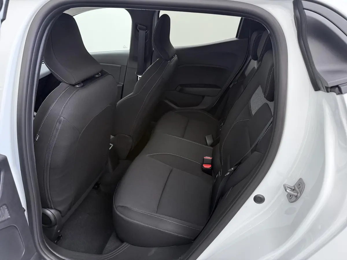 1.6 HEV Intense €4.000 Korting | 16-Inch lichtmetalen velgen | Cruise Control | Kunstlederen stuurwiel | Achteruitrijcamera | Privacy Glass | Parkeersensoren voor en achter | Climate Contr