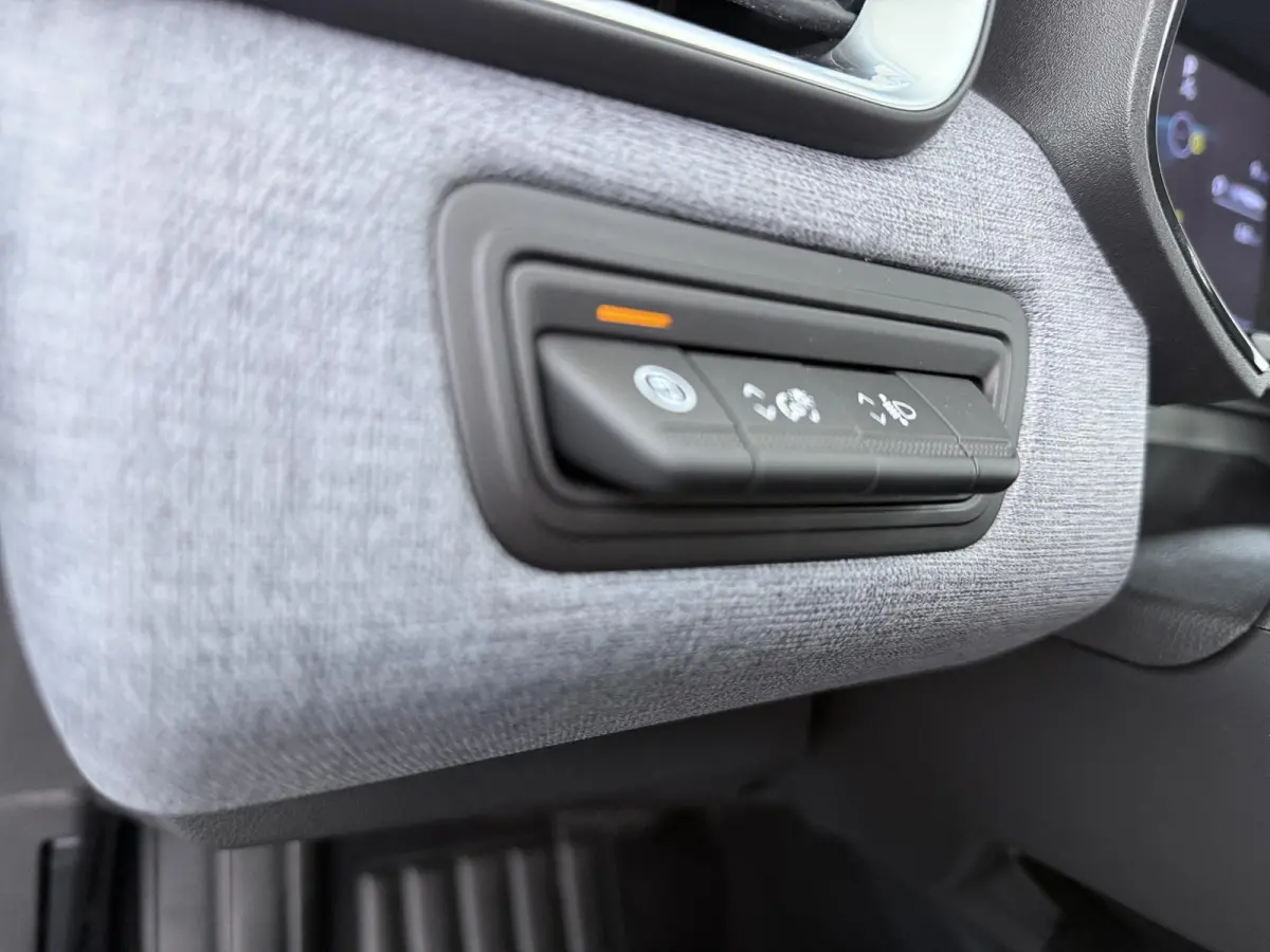 1.6 HEV Intense €4.000 Korting | 16-Inch lichtmetalen velgen | Cruise Control | Kunstlederen stuurwiel | Achteruitrijcamera | Privacy Glass | Parkeersensoren voor en achter | Climate Contr