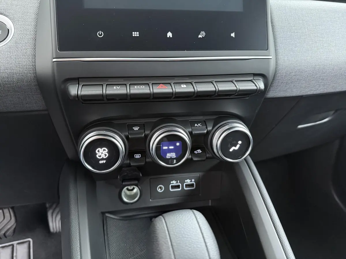 1.6 HEV Intense €4.000 Korting | 16-Inch lichtmetalen velgen | Cruise Control | Kunstlederen stuurwiel | Achteruitrijcamera | Privacy Glass | Parkeersensoren voor en achter | Climate Contr