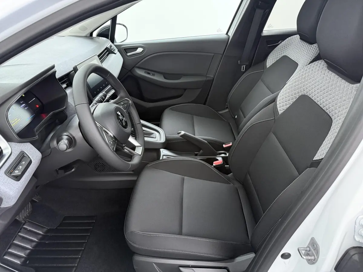 1.6 HEV Intense €4.000 Korting | 16-Inch lichtmetalen velgen | Cruise Control | Kunstlederen stuurwiel | Achteruitrijcamera | Privacy Glass | Parkeersensoren voor en achter | Climate Contr