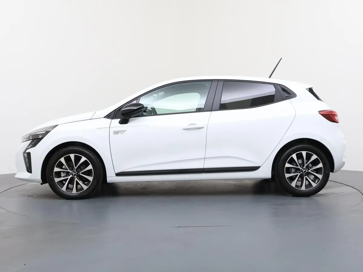 1.6 HEV Intense €4.000 Korting | 16-Inch lichtmetalen velgen | Cruise Control | Kunstlederen stuurwiel | Achteruitrijcamera | Privacy Glass | Parkeersensoren voor en achter | Climate Contr