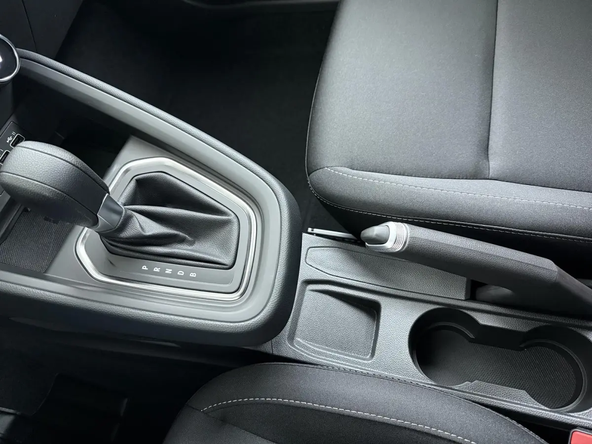 1.6 HEV Intense €4.000 Korting | 16-Inch lichtmetalen velgen | Cruise Control | Kunstlederen stuurwiel | Achteruitrijcamera | Privacy Glass | Parkeersensoren voor en achter | Climate Contr