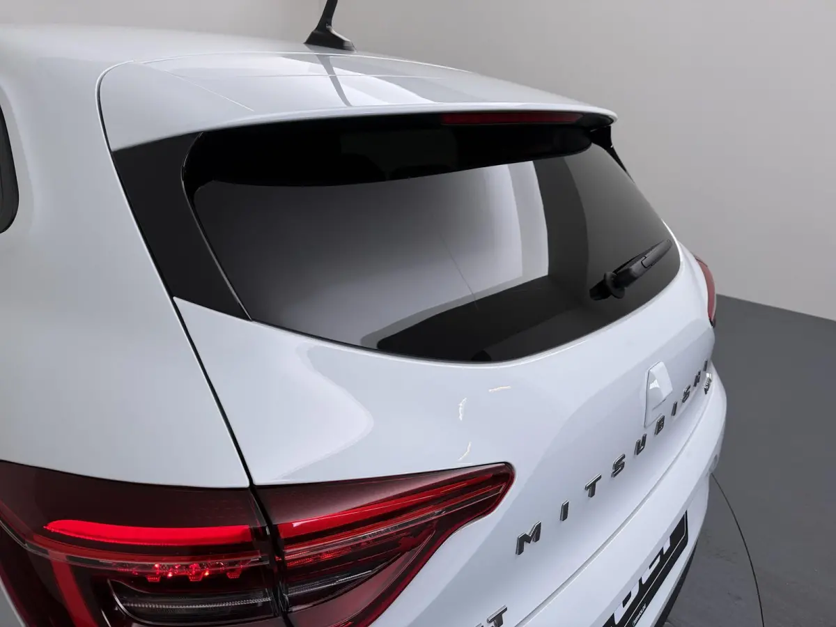1.6 HEV Intense €4.000 Korting | 16-Inch lichtmetalen velgen | Cruise Control | Kunstlederen stuurwiel | Achteruitrijcamera | Privacy Glass | Parkeersensoren voor en achter | Climate Contr