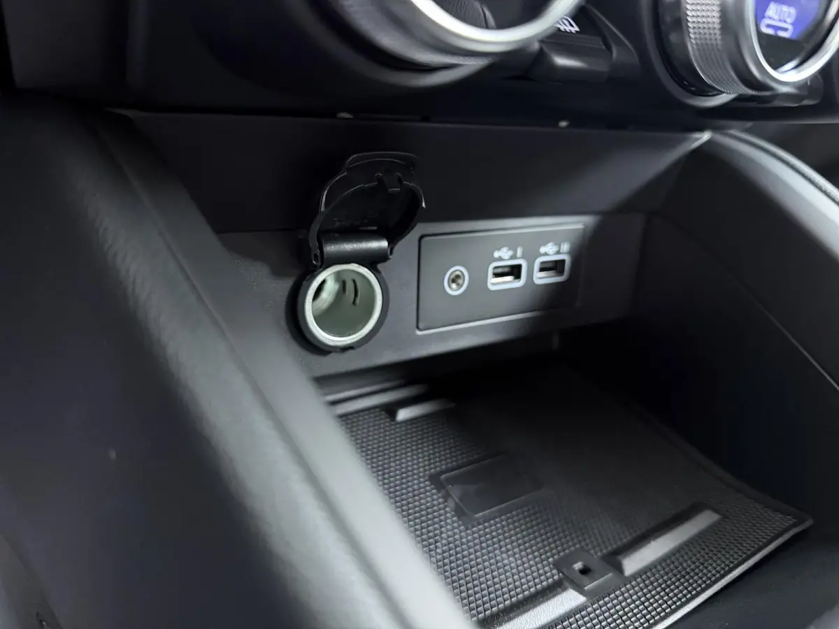 1.6 HEV Intense €4.000 Korting | 16-Inch lichtmetalen velgen | Cruise Control | Kunstlederen stuurwiel | Achteruitrijcamera | Privacy Glass | Parkeersensoren voor en achter | Climate Contr
