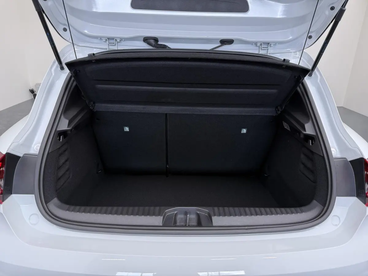 1.6 HEV Intense €4.000 Korting | 16-Inch lichtmetalen velgen | Cruise Control | Kunstlederen stuurwiel | Achteruitrijcamera | Privacy Glass | Parkeersensoren voor en achter | Climate Contr