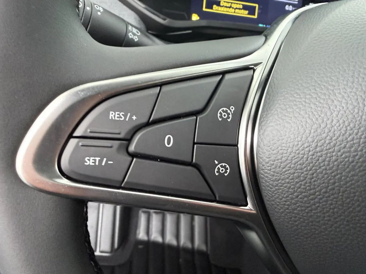1.6 HEV Intense €4.000 Korting | 16-Inch lichtmetalen velgen | Cruise Control | Kunstlederen stuurwiel | Achteruitrijcamera | Privacy Glass | Parkeersensoren voor en achter | Climate Contr