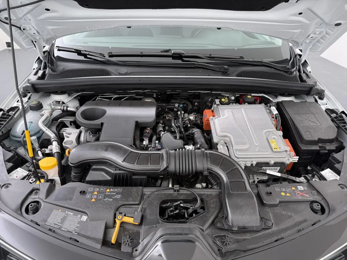 1.6 HEV Intense €4.000 Korting | 16-Inch lichtmetalen velgen | Cruise Control | Kunstlederen stuurwiel | Achteruitrijcamera | Privacy Glass | Parkeersensoren voor en achter | Climate Contr