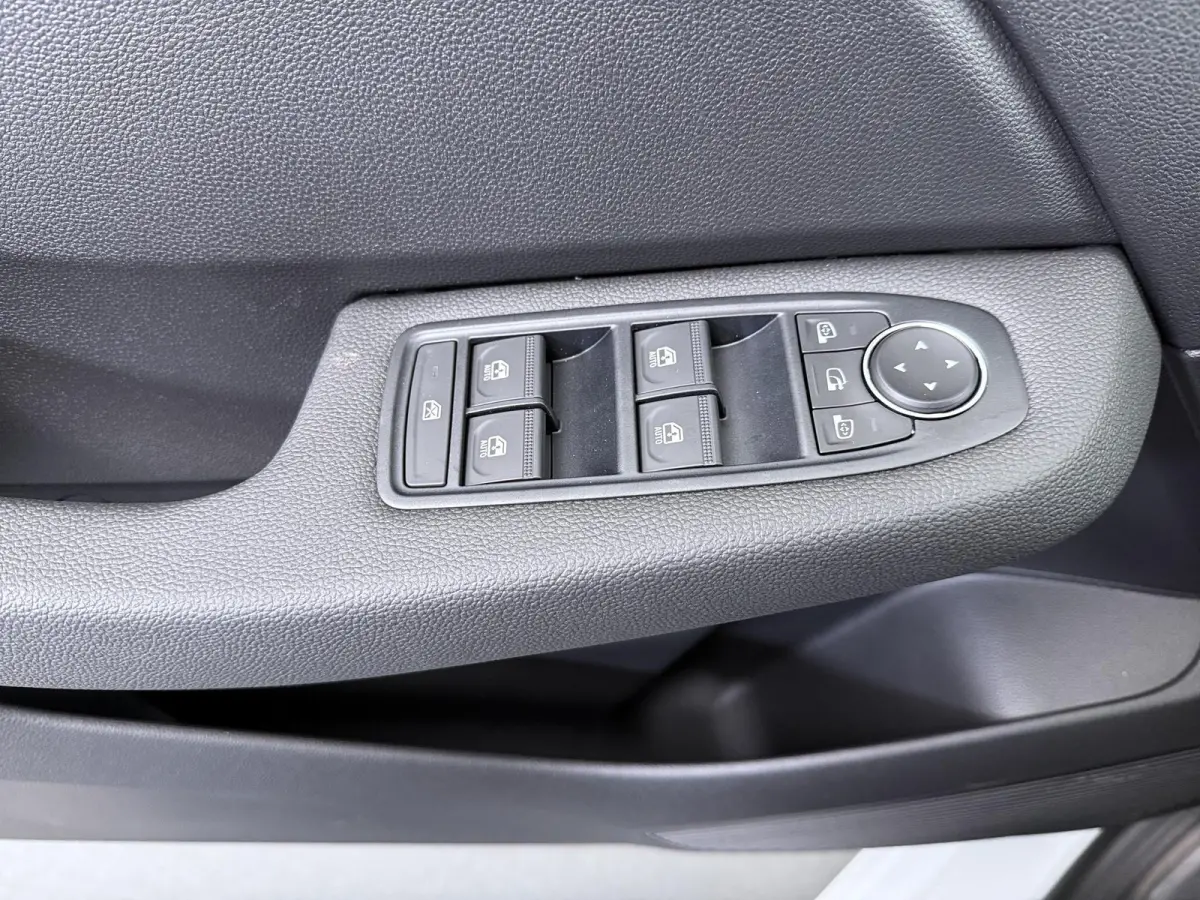 1.6 HEV Intense €4.000 Korting | 16-Inch lichtmetalen velgen | Cruise Control | Kunstlederen stuurwiel | Achteruitrijcamera | Privacy Glass | Parkeersensoren voor en achter | Climate Contr