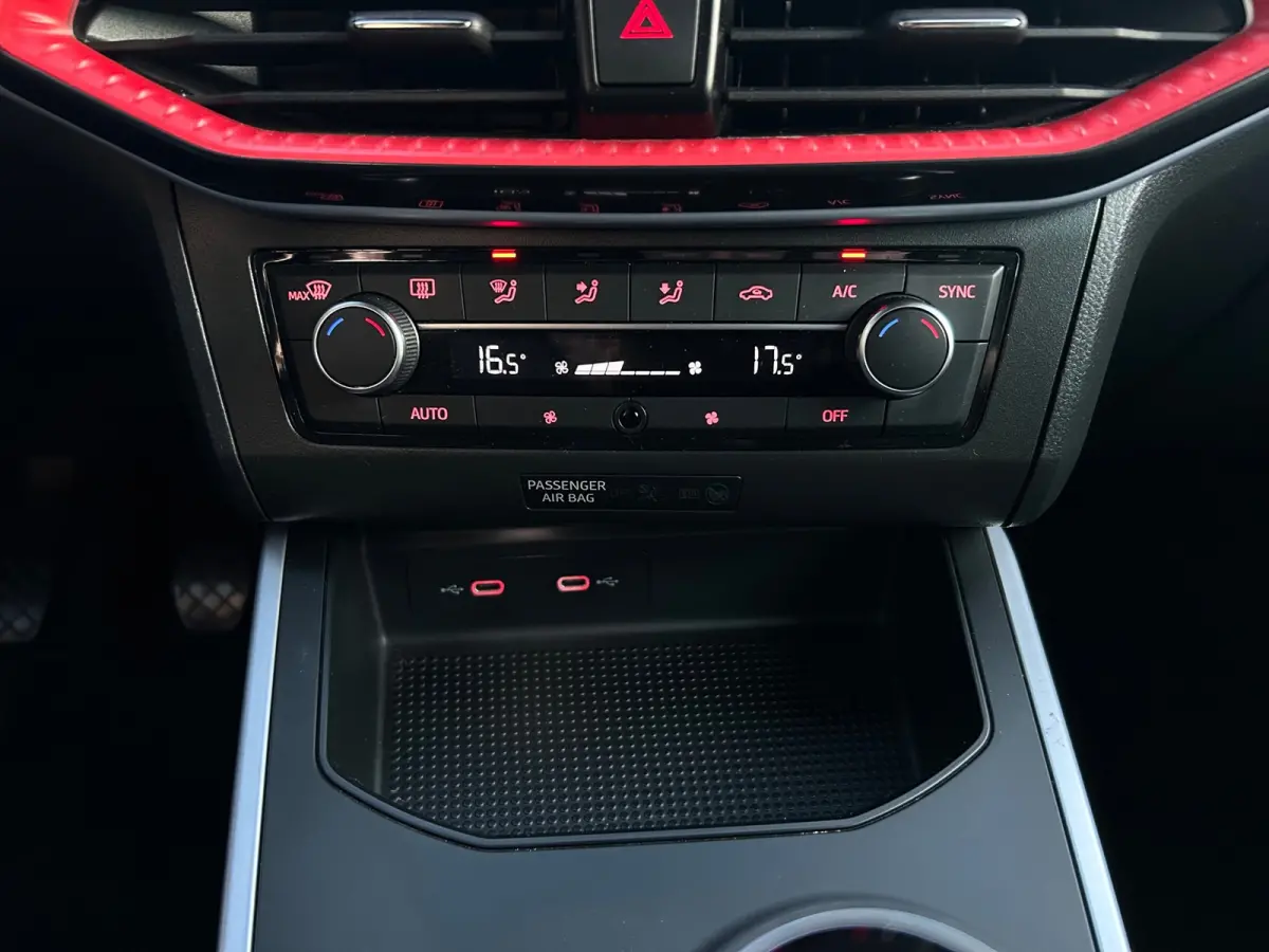 1.0 EcoTSI FR Business Connect, camera, cruise control, carplay, dig. cockpit