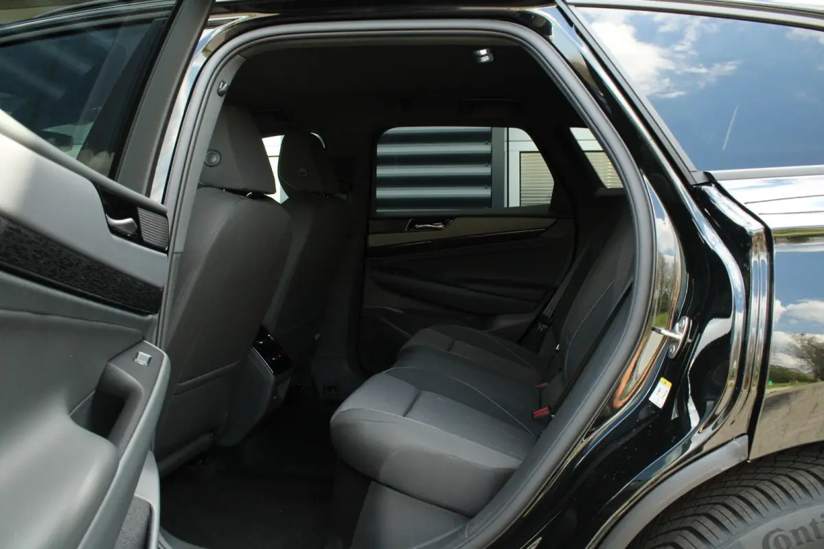 286pk Limited Edition 77 kWh | Black Edition Pakket | Trekhaak Wegklapbaar