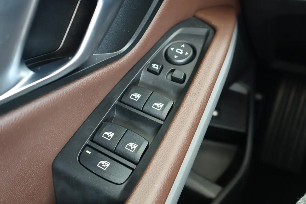 320e | LCI met Widescreen Display | Leder | Camera | Parkeersensoren voor en achter | Climate Control | Sportstoelen