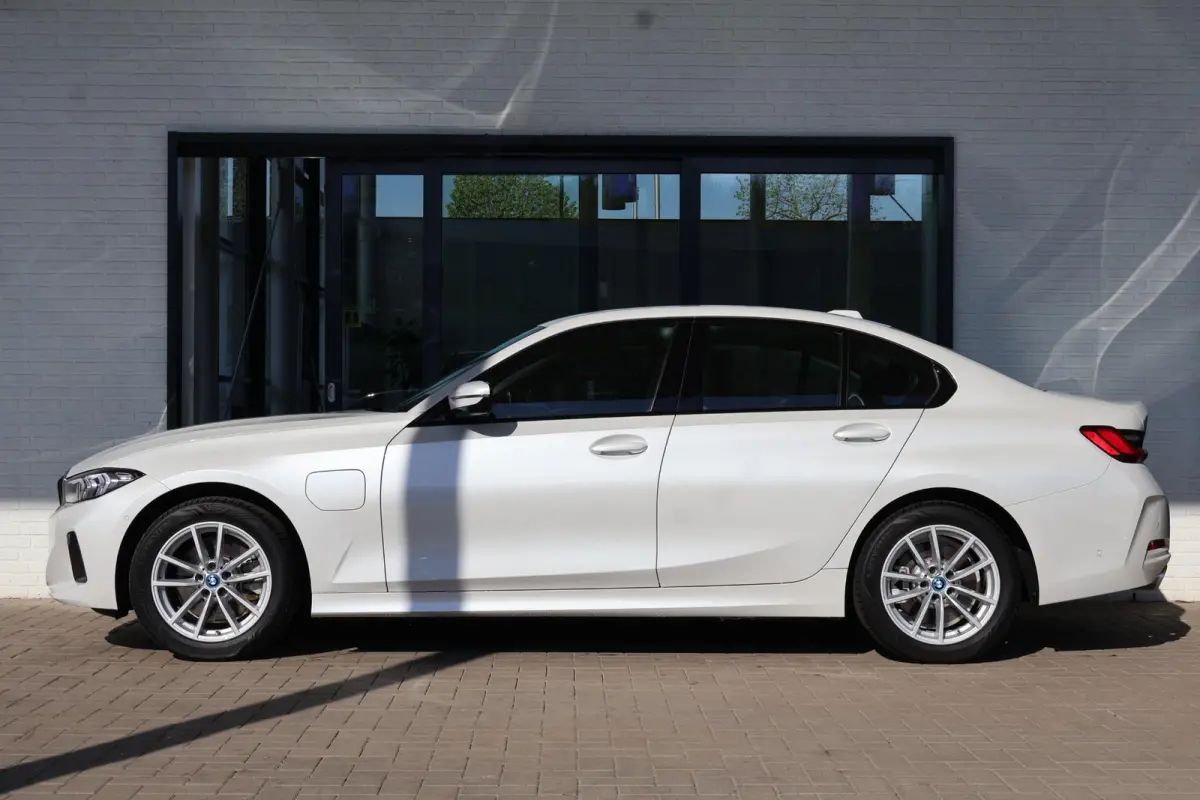 320e | LCI met Widescreen Display | Leder | Camera | Parkeersensoren voor en achter | Climate Control | Sportstoelen
