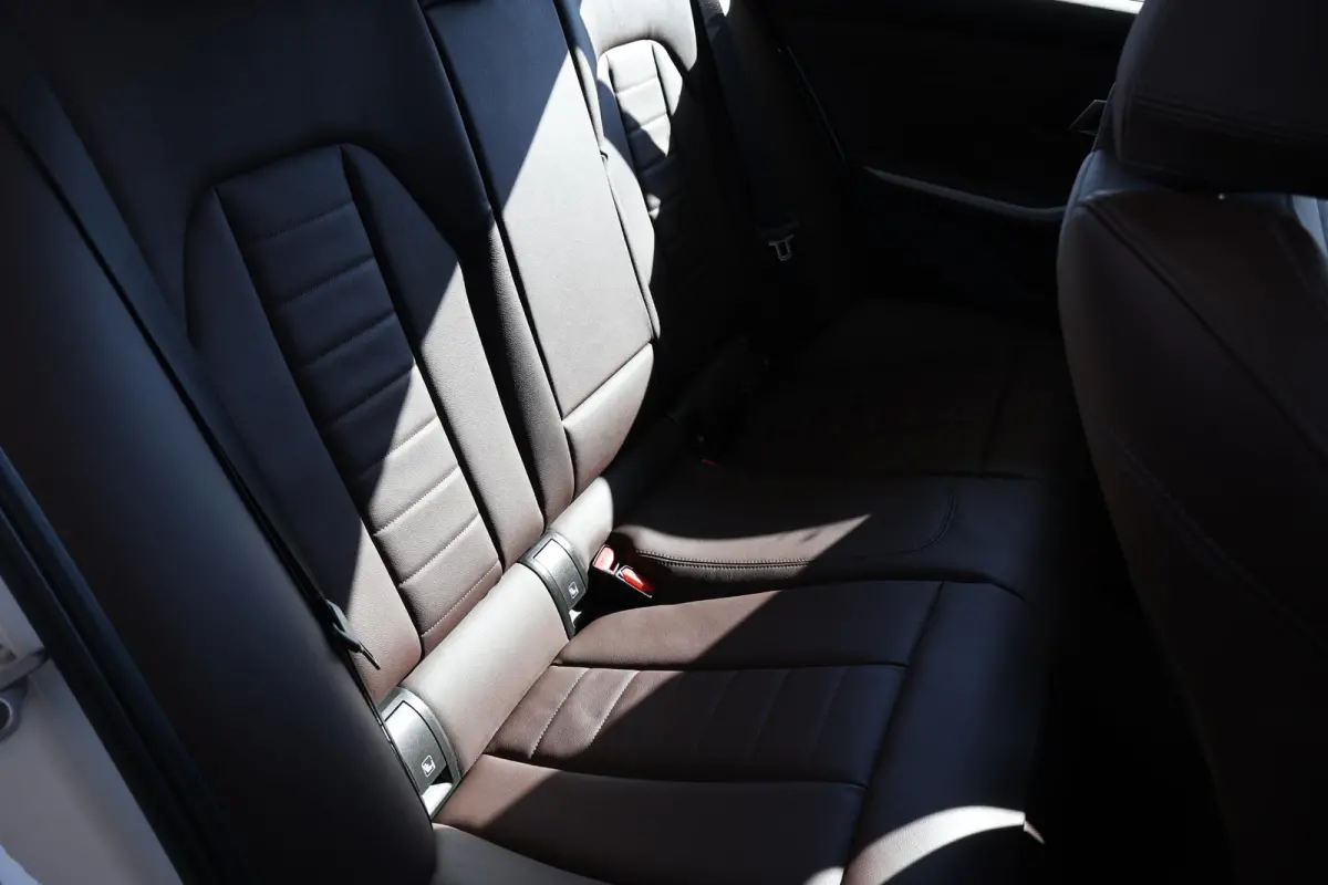 320e | LCI met Widescreen Display | Leder | Camera | Parkeersensoren voor en achter | Climate Control | Sportstoelen